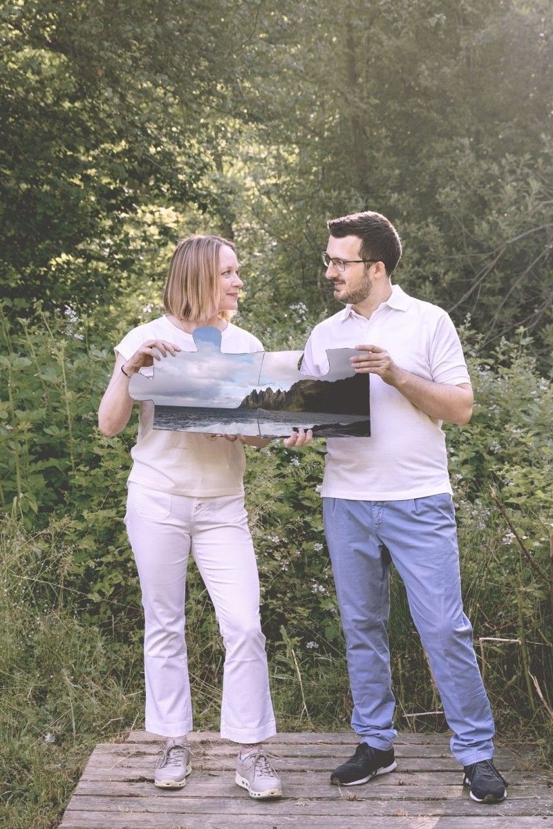 Linda e Carlo di Victu che tengono in mano due pezzi di puzzle che si incastrano