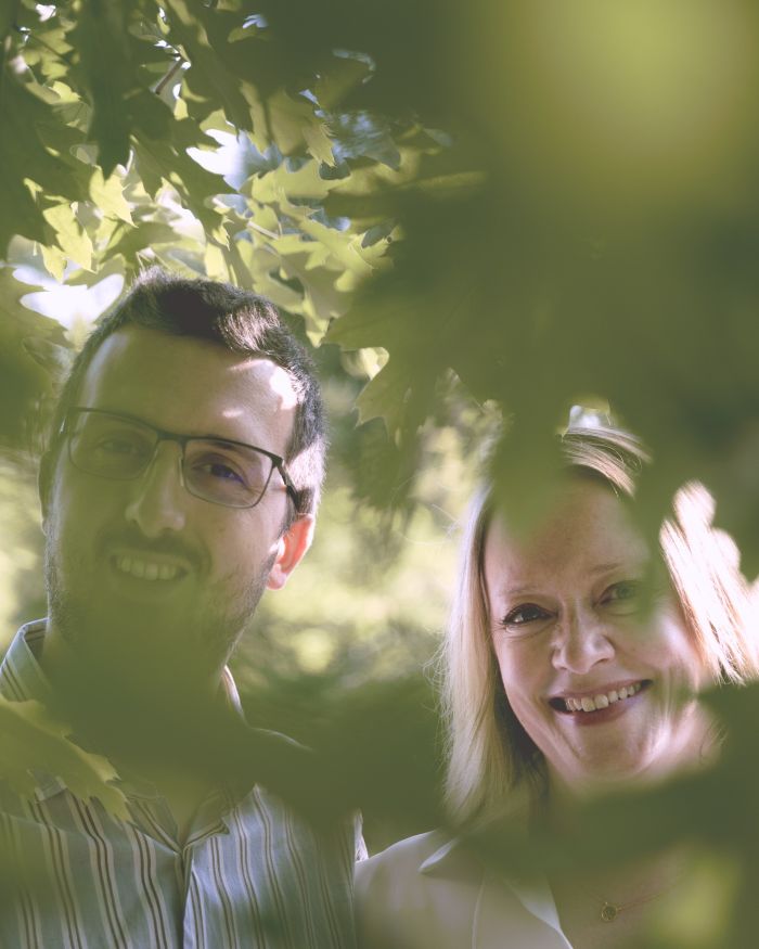Una donna e un uomo, Carlo e Linda di Victu, seminascosti da delle foglie