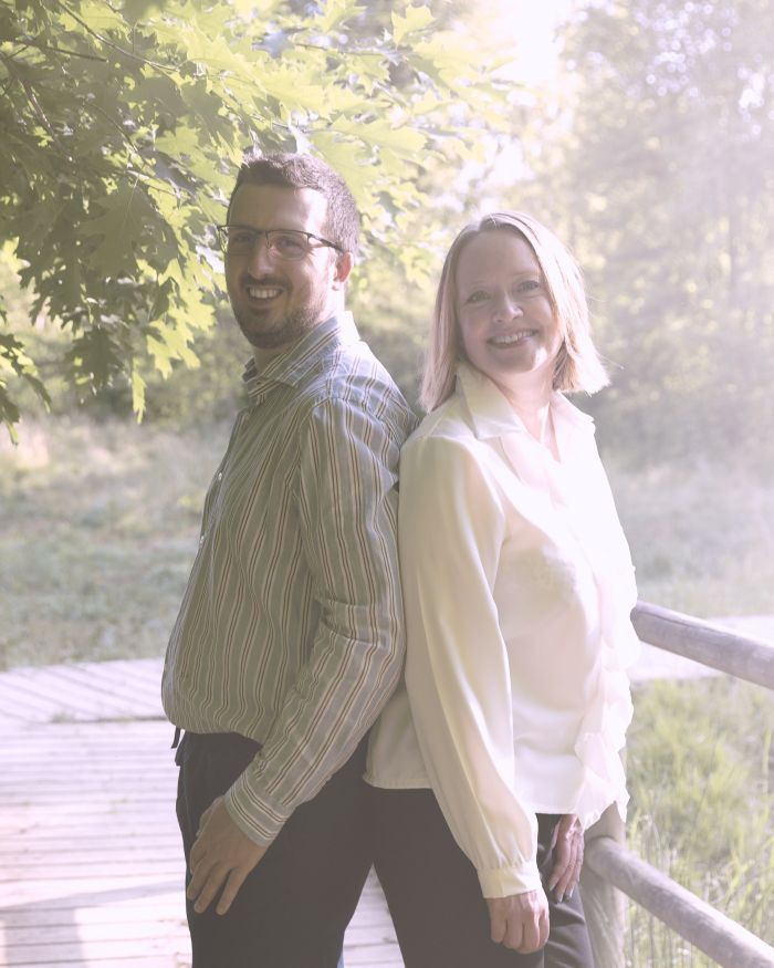 Un uomo e una donna, Carlo e Linda di Victu, fotografati all'aperto mentre sorridono e guardano in camera
