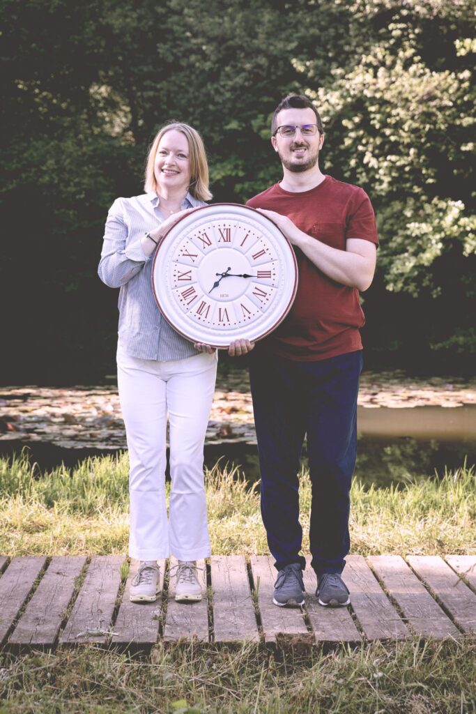 Una donna e un uomo che tengono in mano un orologio vintage a simboleggiare la gestione del tempo