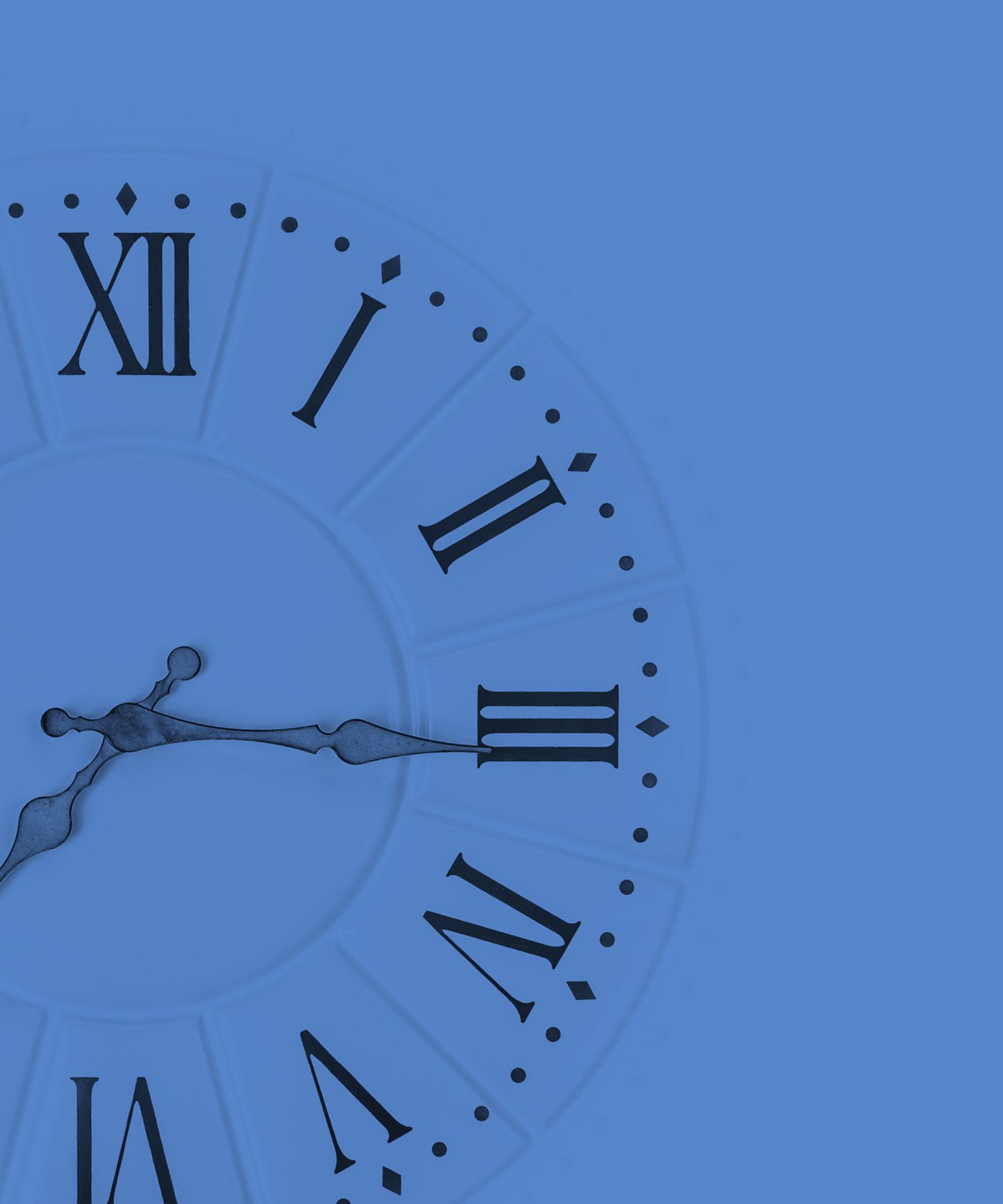 Quadrante di un orologio su sfondo blu